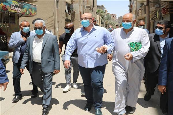 مواطن يصطحب محافظ بني سويف لمعاينة شكوى ومطلب لأهالي المنطقة