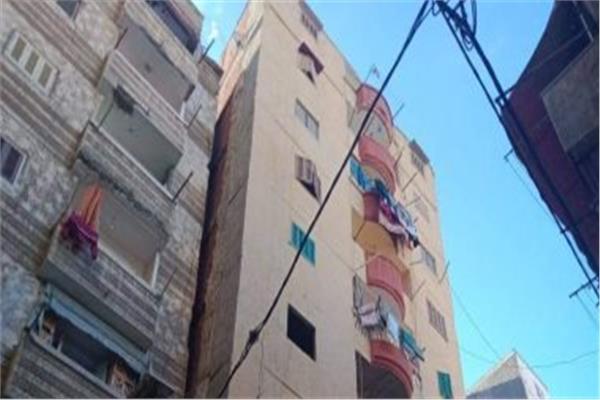 شرخ بطول العقار وراء كارثة  عقار الانفوشي المائل بالإسكندرية 