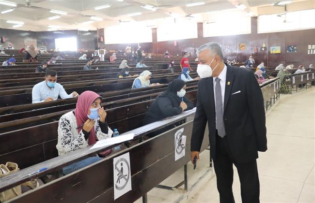 رئيس جامعة جنوب الوادى يطمئن على سير الامتحانات بكلية التربية 