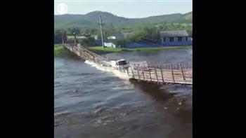 بالفيديو| لحظة انهيار جسر معلق وابتلاع شاحنة فى روسيا