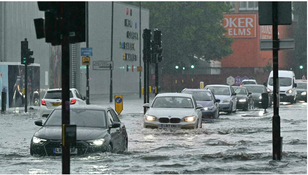فيديو.. الفيضانات تغرق شوارع لندن