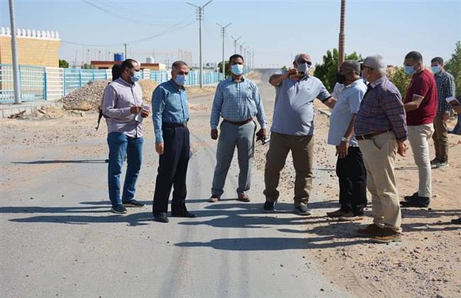 محافظ الوادي الجديد يتفقد أعمال إنشاء الطرق حول مجمع المصالح الحكومية بالخارجة