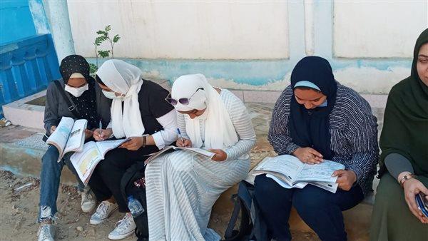 طلاب الشعبة العلمية يقومون باداء الإمتحانات الديناميكا بالبحيرة