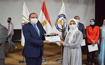 رئيس جامعة بني سويف يسلم ٧٥ متدرب شهادات دورات توصيف البرامج والمقررات الدراسية