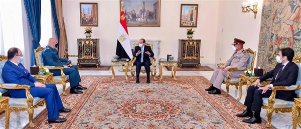 السيسي للعماد عون : الجيوش الوطنية هي الضامن لاستقرار وتماسك الدول