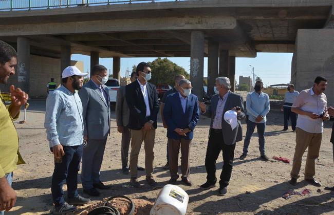 محافظ المنيا يتابع أعمال تدعيم خط مياه لحي غرب المدينة