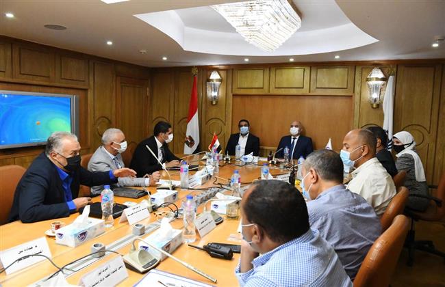محافظ قنا يعقد اجتماعًا عاجلًا لحل مشكلة انقطاع مياة الشرب في بعض المناطق