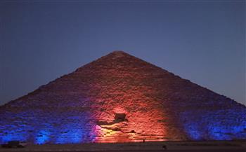   صور| إضاءة الأهرامات والقلعة بمناسبة اليوم العالمي للكبد