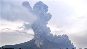   بركان يثور في إندونيسيا ويطلق الرماد بارتفاع 450 متر