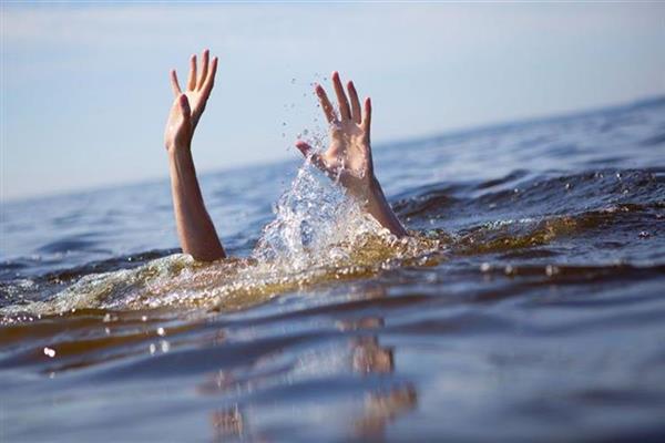 البحث عن جثمان طفل غرق بشاطئ مطوبس المغلق وإنقاذ آخر
