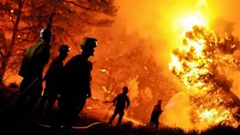   السلطات اليونانية تكثف جهودها لاحتواء حرائق الغابات