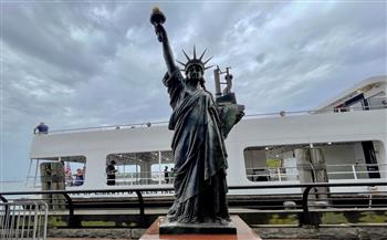   تمثال الحرية الصغير يصل إلى نيويورك