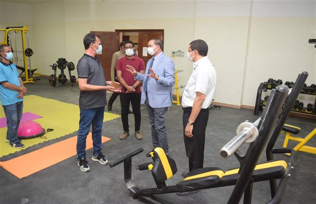 عزيز عبد المنعم يتفقد التجهيزات النهائية لصالة اللياقة البدنية بكلية الطب البيطرى 