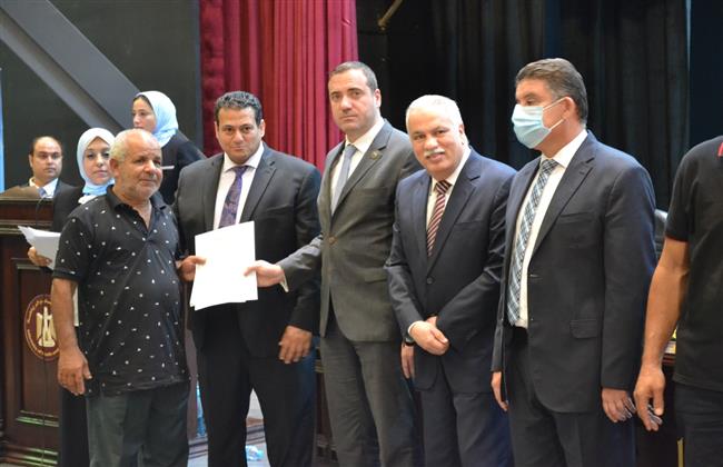 وثائق تأمين  ضد الحوادث والإصابات لصيادي الإسكندرية