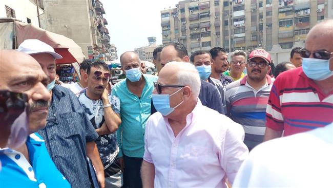 محافظ بورسعيد يطالب أصحاب المحال الإلتزام بالمساحات القانونية 