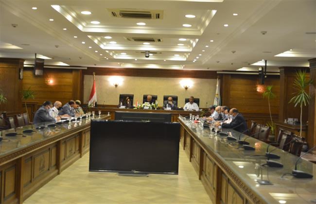 اجتماع عاجل لمحافظ الجيزة لمتابعة ملف النظافة