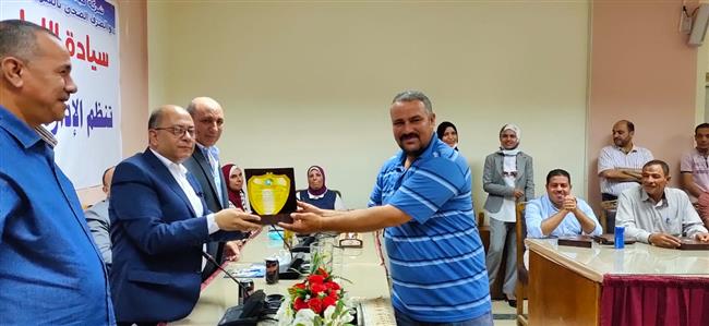 «مياه الفيوم» تكرم 45  عامل مثالى