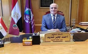 رئيس جامعة الفيوم يتابع الاختبار الإلكترونى للقطاع الطبي