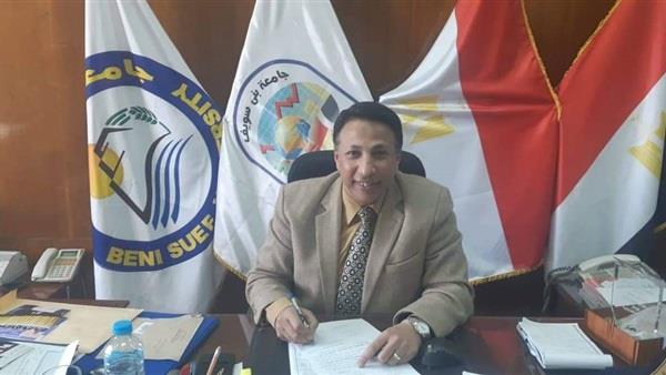 عميد تجارة بنى سويف يوزع الحلوى على طلاب الفرقة الرابعة