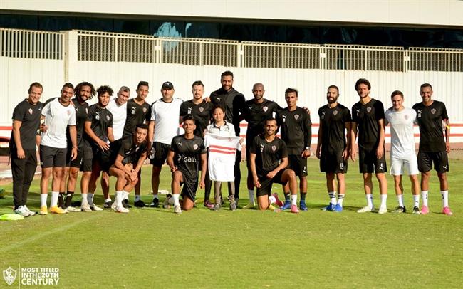 الزمالك يدعم «محارب السرطان» بصورة تذكارية