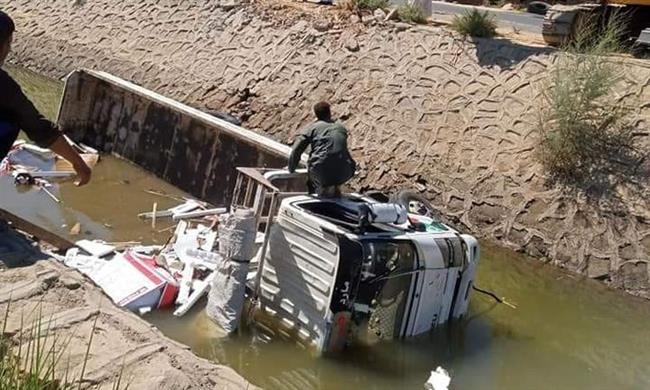 انقلاب سيارة نقل محملة بأجهزة كهربائية في ترعة بقنا