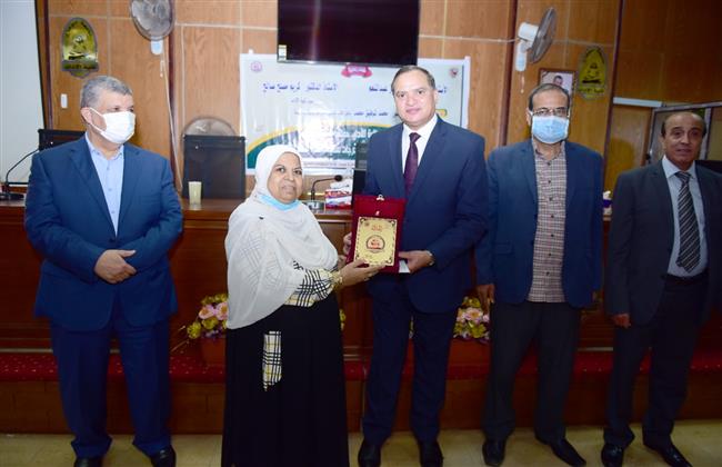 رئيس جامعة سوهاج يكرم رواد كلية الآداب 