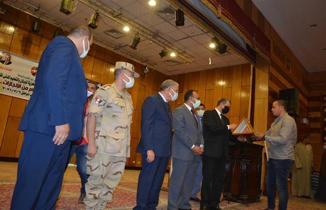 محافظ المنيا يشهد لقاءًا حواريًا مع الشباب ويكرم أسر الشهداء