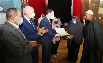  نائب محافظ كفر الشيخ يكرم أسر الشهداء