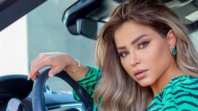 نهى نبيل تخطف الأنظار بالأزرق| شاهد