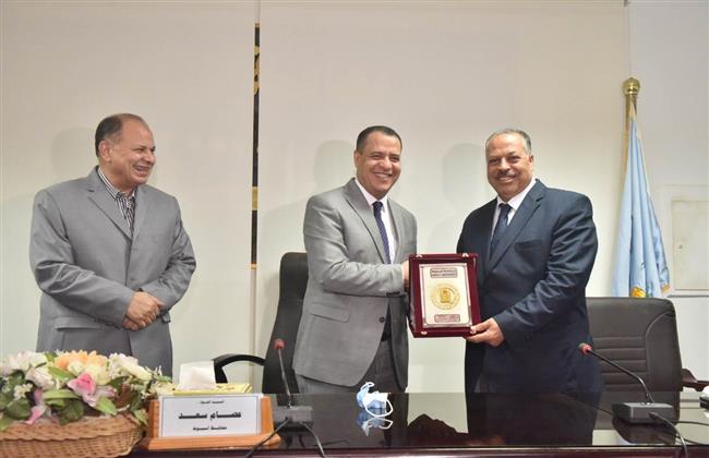 محافظ أسيوط يكرم المهندس نبيل الطيبي لترقيته سكرتير عام الدقهلية ومجهوداته خلال الفترة الماضية