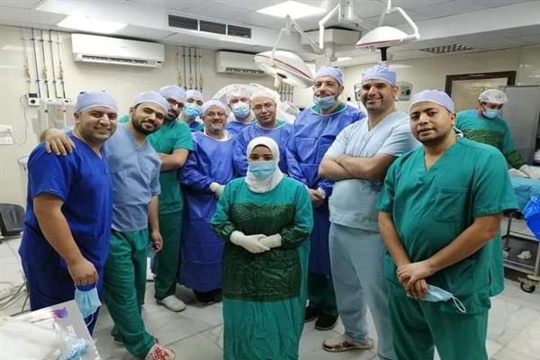 فريق طبى ينجح فى تثبيت كسر بالفقرة الثانية العنقية بمستشفيات جامعة بنى سويف