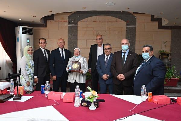 جامعة الفيوم تكرم مدير عام التخطيط 