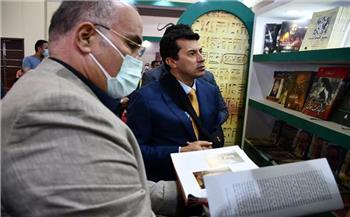   وزير الرياضة يتفقد جناح الوزارة بمعرض الكتاب