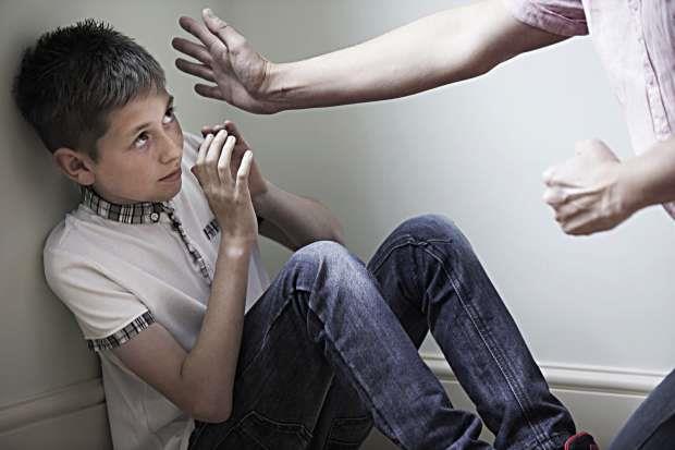 هل ضرب الأولاد لتعليمهم الخطأ من الصواب حرام؟.. الإفتاء تجيب