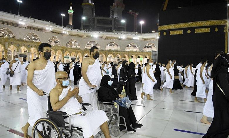 توافد المعتمرين على المسجد الحرام وسط إجراءات احترازية