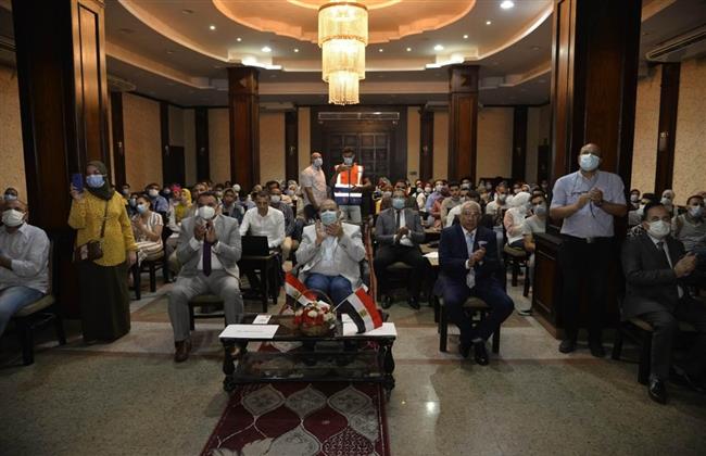 تفاصيل لقاء محافظ أسيوط مع أكثر من 100 شاب وفتاة