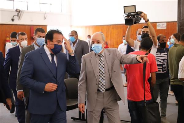 وزير التعليم العالي يتفقد مكتب التنسيق الرئيسي بجامعة عين شمس