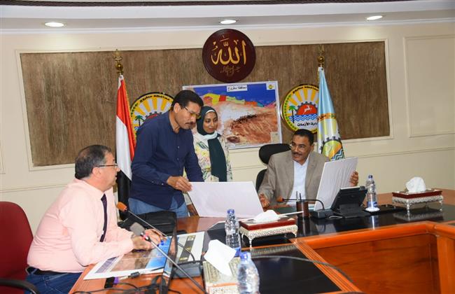 مناقشة مقترح إنشاء قرى بدوية متكاملة على طريق أبو ميلاد بمطروح