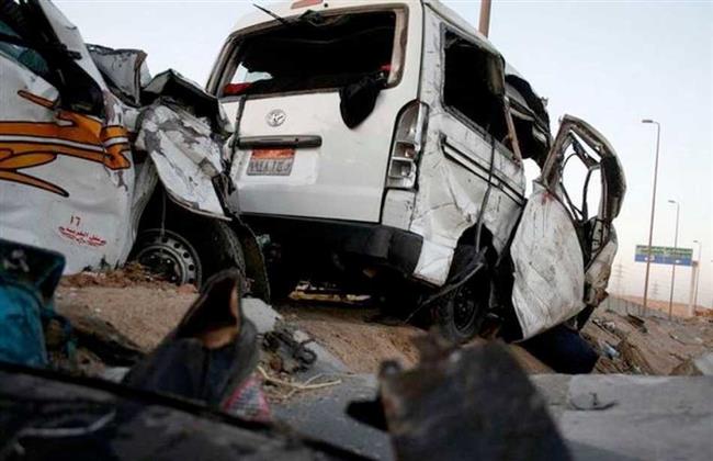 مصرع وإصابة 11 شخصا بطريق الداخلة - الفرافرة 