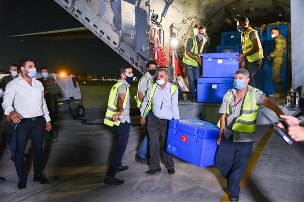 وزيرة الصحة: استقبال  525 ألف جرعة من لقاح «أسترازينيكا» بمطار القاهرة