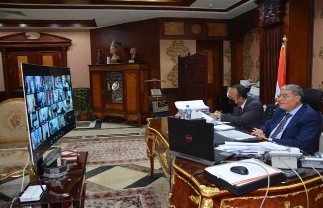 محافظ المنيا يتابع مع وزير التنمية المحلية توفير أراضي «حياة كريمة»