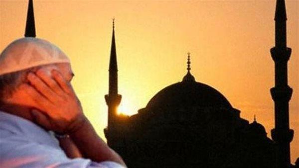 هل الملائكة تلعن من يتحدث خلال الأذان؟