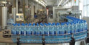   ضبط مصنع يعبئ مياه «حنفية» باعتبارها معدنية ويطرحها بالأسوق