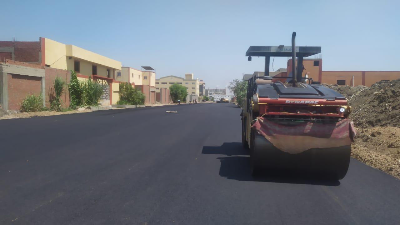 محافظ بورسعيد : استمرار أعمال رصف الطرق بالمنطقة الصناعية