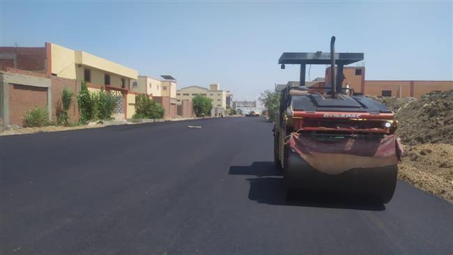 محافظ بورسعيد : استمرار أعمال رصف الطرق بالمنطقة الصناعية