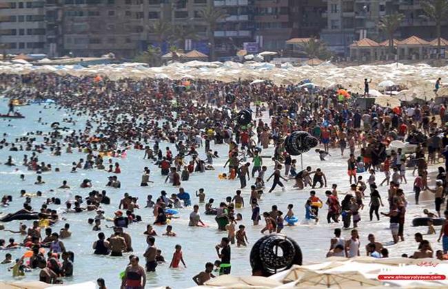 رفع ١١٨ طن مخلفات من شواطىء الإسكندرية اليوم