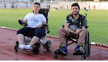 لاعبو الزمالك يلتقطون صورا تذكارية مع أصحاب الهمم