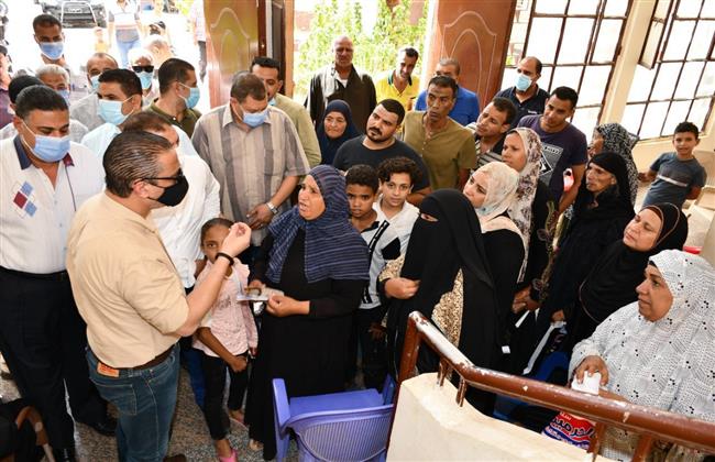 محافظ الفيوم يلتقي قاطني عقار «كيمان فارس»