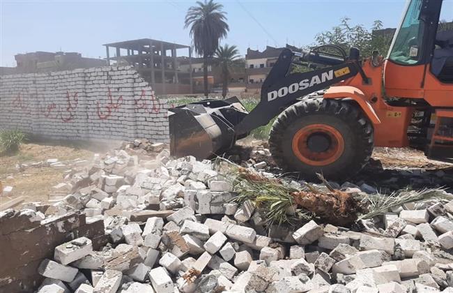الأقصر: إزالة  ٦ حالات مخالفة بالبناء على الأراضى الزراعية بإسنا