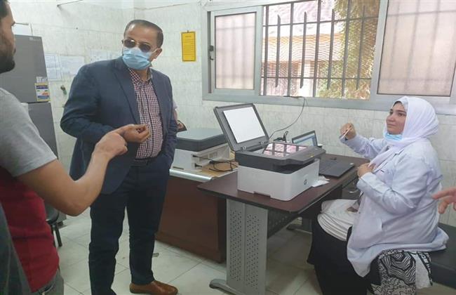 وكيل وزارة الصحة بالقليوبية يتفقد مراكز تطعيم لقاح كورونا للمسافرين للخارج